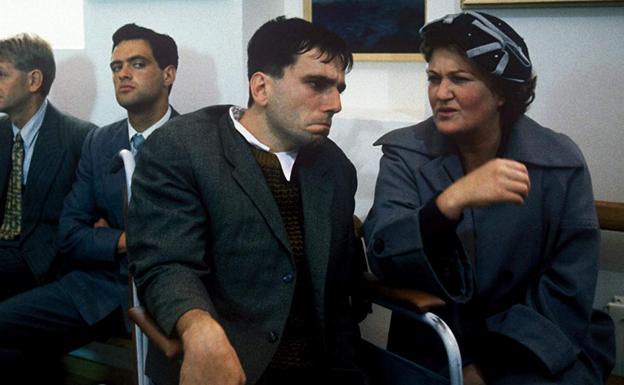 Daniel Day Lewis y Brenda Fricker, que encarna a su madre en 'Mi pie izquierdo'.