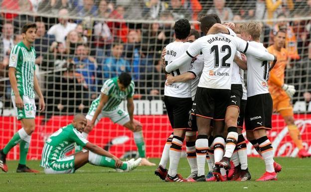 El Valencia logra un balsámico triunfo ante un inofensivo Betis