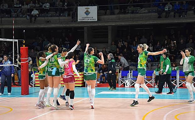 Las jugadoras del May Deco Logroño celebran la victoria ante Alcobendas y la clasificación para la final, este sábado en Menorca.