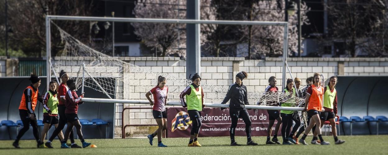 Las futbolistas del EDF Logroño trasladan una de las porterías del Mundial 82 para continuar con un entrenamiento de esta semana. 