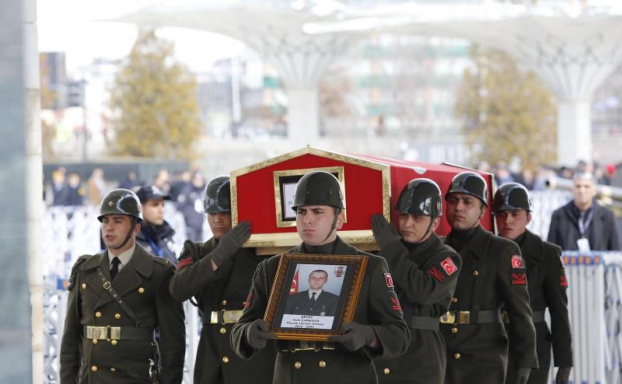 Funeral por uno de los soldados turcos muertos el viernes en Siria tras los bombardeos de las fuerzas de Damasco.