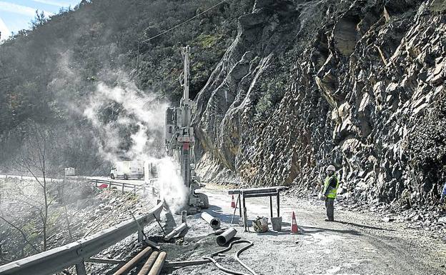 Perforaciones en el tramo en obras de la LR-113.