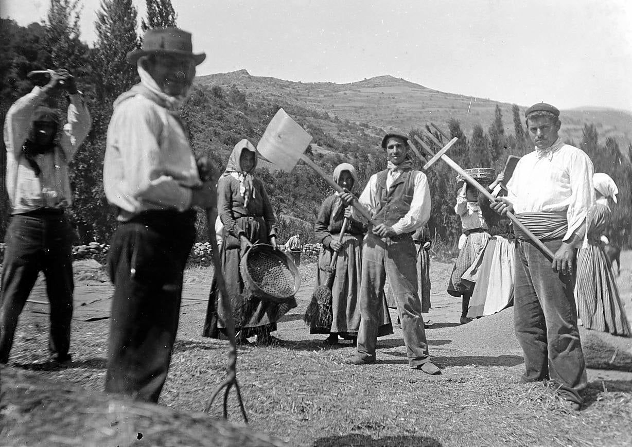 . Vecinos del pueblo en las eras separando el grano de la paja. 