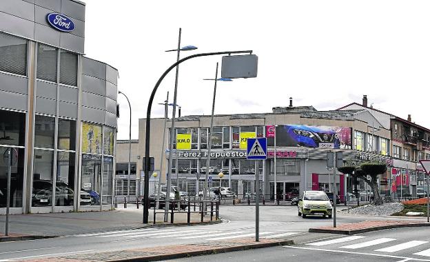 Imagen de algunos de los concesionarios establecidos en la avenida de Burgos de Logroño. miguel herreros