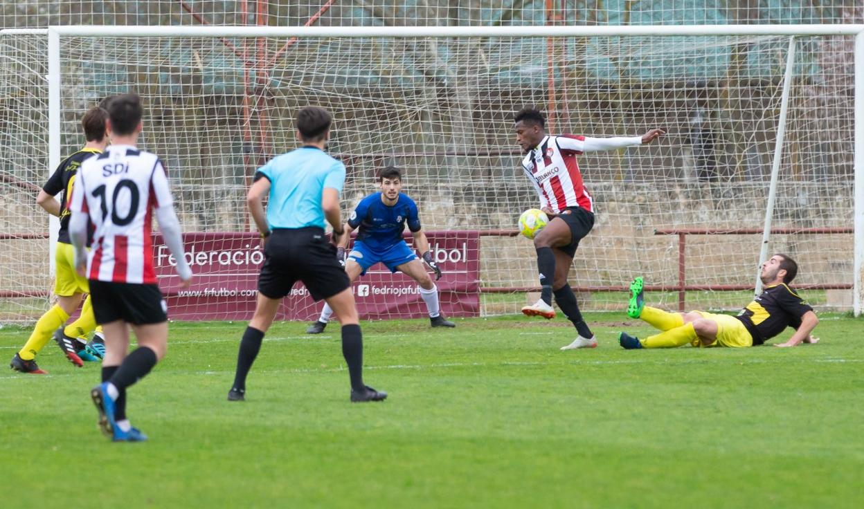 Binke, titular ayer, controla un balón franco para conectar un remate ante Xabier. El atacante blanquirrojo no estuvo certero en la definición. s.t.