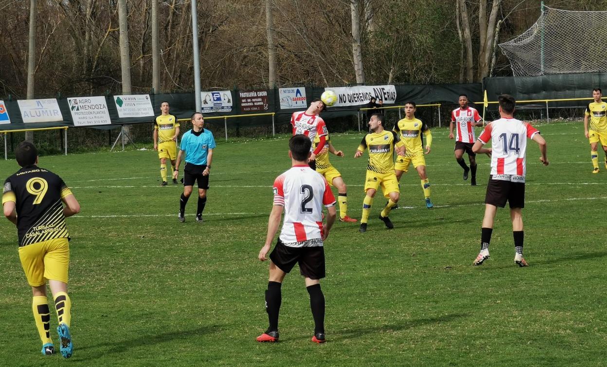 Momento de la intensa lucha en el centro del campo entre el Casalarreina y la UD Logroñés B. 
