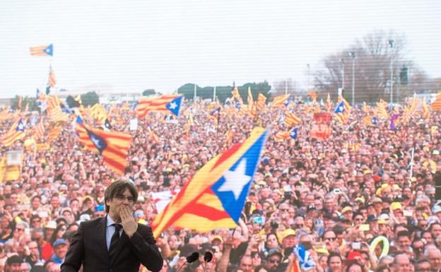 Puigdemont llama a no aparcar nunca la vía unilateral hacia la independencia