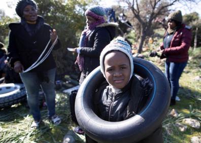 Imagen secundaria 1 - Inmigrantes en la frontera entre Grecia y Turquía. 