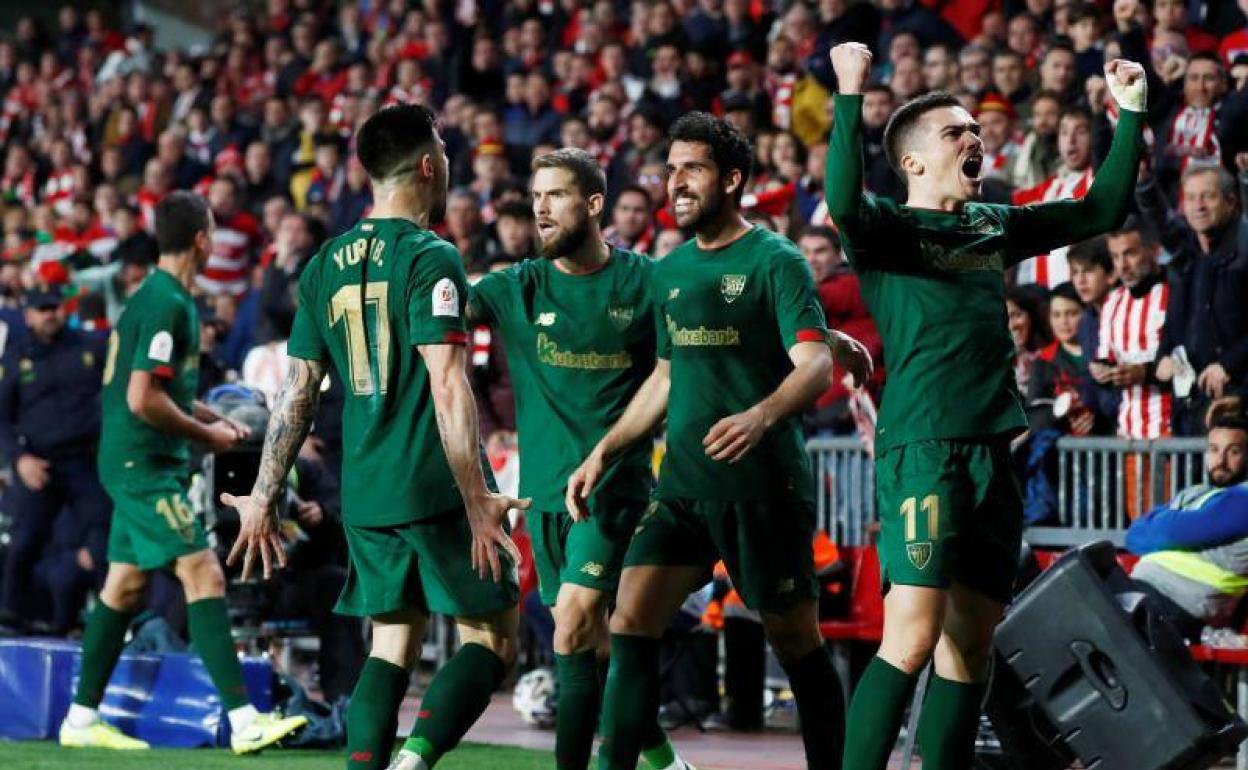 Los vascos celebran el gol de Yuri que les lleva a la final de Copa del Rey.