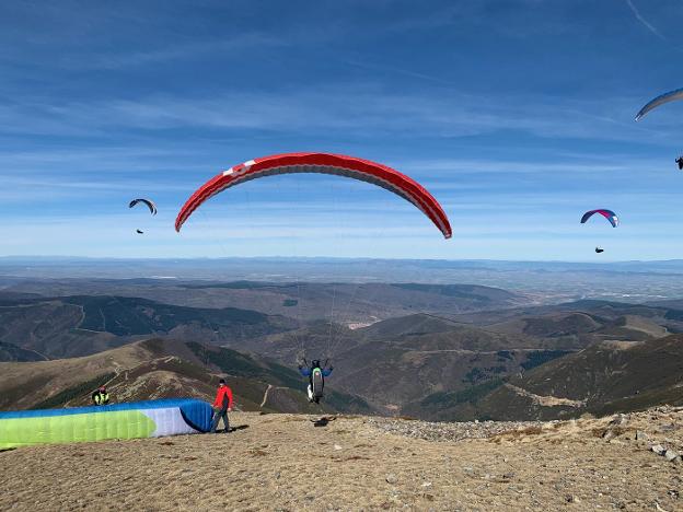 Despegue de uno de los pilotos participantes en la cita organizada por el Club de Vuelo Libre Demanda. 