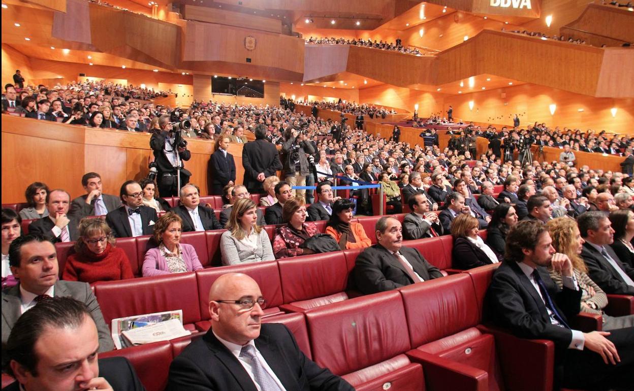 Accionistas de BBVA en una junta en el Palacio Euskalduna de Bilbao, en una imagen de archivo.