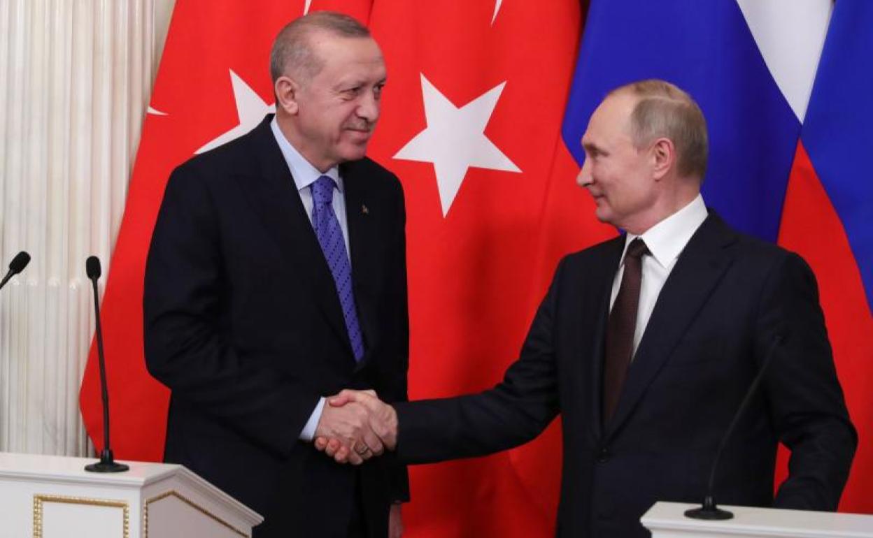 Putin estrecha la mano a Recep Tayyip Erdogan.