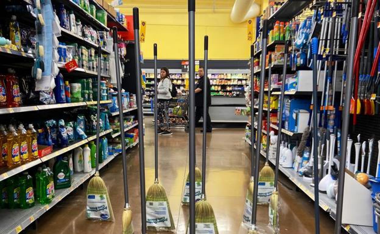 #BroomChallenge: ¿Por qué las escobas se mantienen solas de pie?