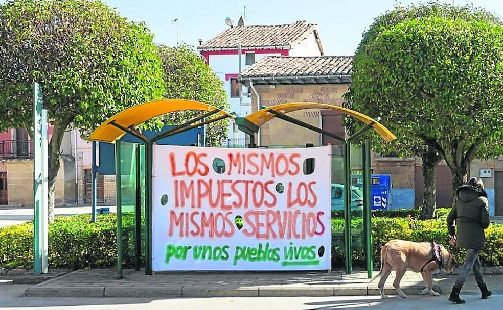 p  Reivindicación. Una pancarta exige justicia en la parada de autobuses. 