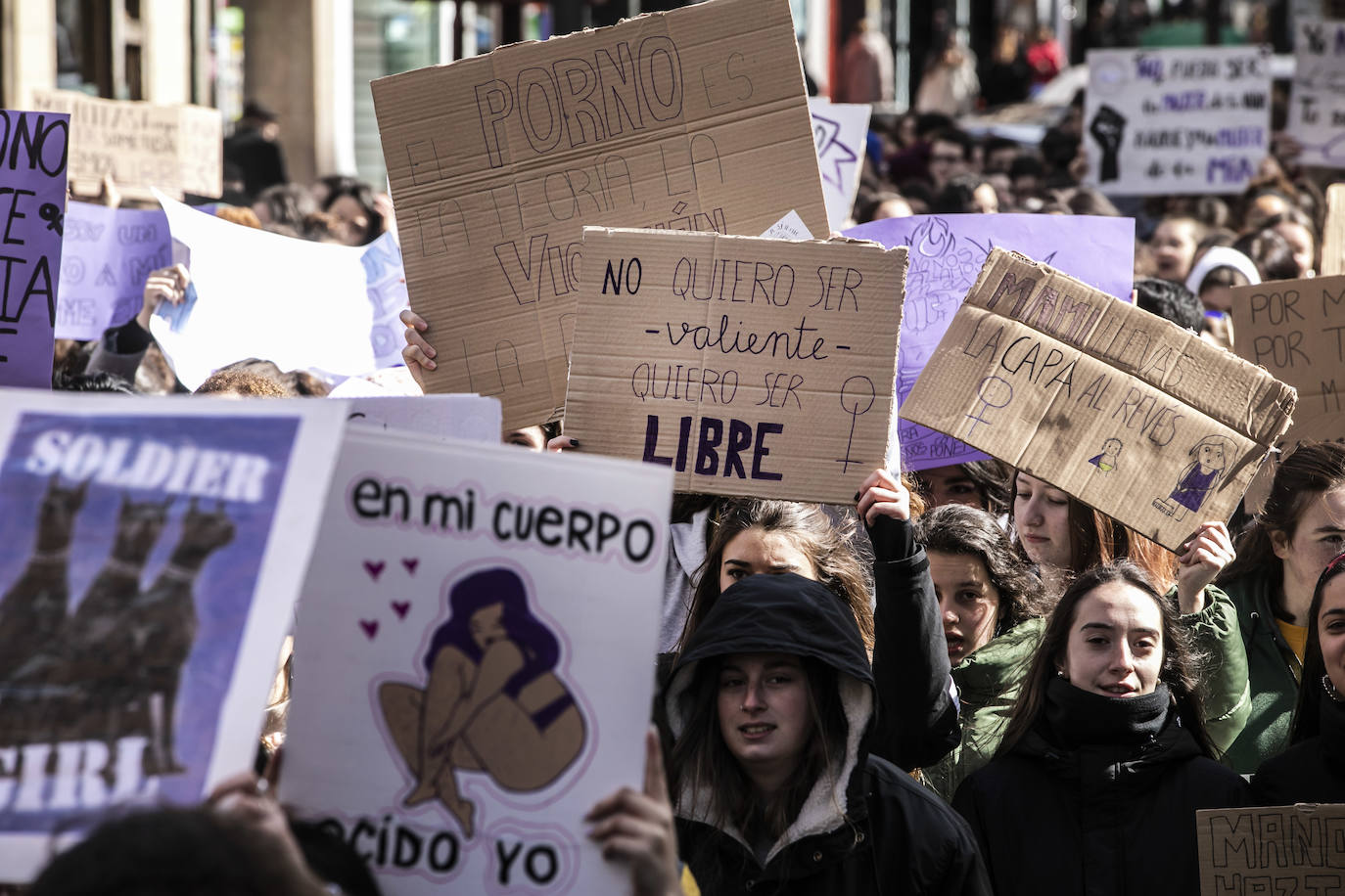 Fotos: 8M: Cientos de estudiantes se manifiestan para reinvidicar la igualdad en la educación