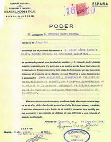 Imagen secundaria 2 - Arriba, vehículo de la empresa en la calle 19 de julio. Años 40. familia Sáenz || En medio, Eugenio Sáenz posa en el Retiro madrileño con su apoderado, Jaime Gómez-Acebo | Abajo, Poder de representación en favor de Jaime Gómez-Acebo. 