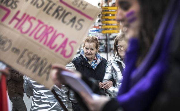 ilagros acudió flanqueada por sus hijas a la manifestación