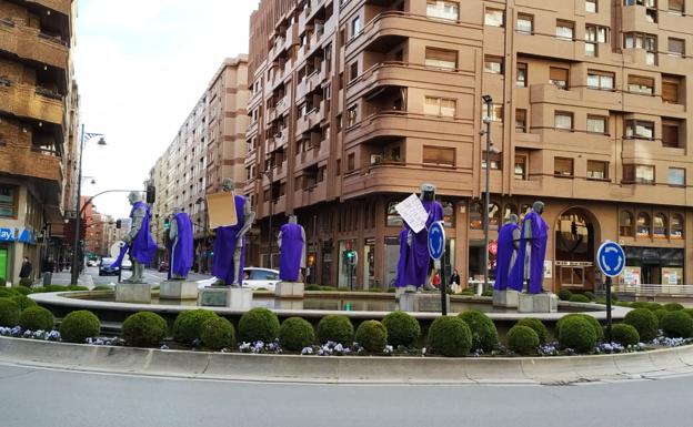 La fuente de los Ilustres también se ha vestido de morado hoy