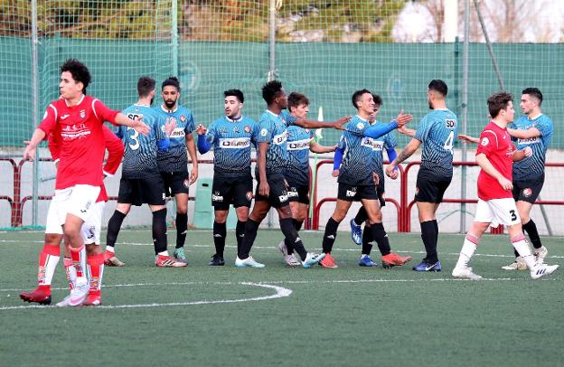 Los futbolistas del líder de la clasificación celebran uno de los seis goles que la SDL hizo en la tarde de ayer al colista Villegas.