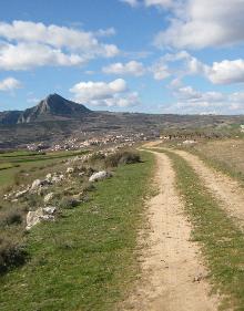 Imagen secundaria 2 - Plaza y bar de Zenzano, vista de Lagunilla del Jubera y camino hacia Ribafrecha 