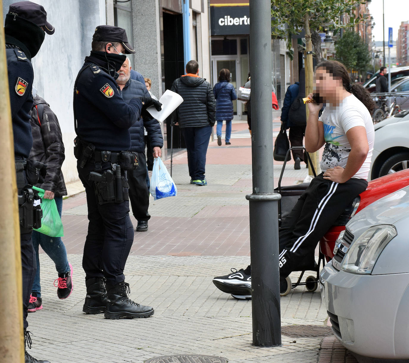 Fotos: La Policía entrega notificaciones en Logroño