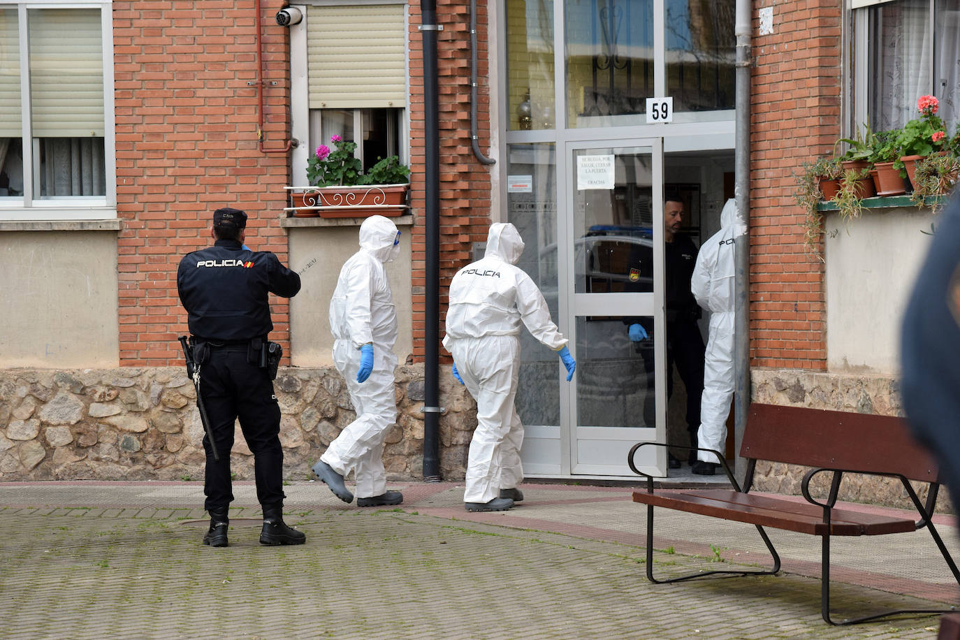 Fotos: La Policía entrega notificaciones en Logroño