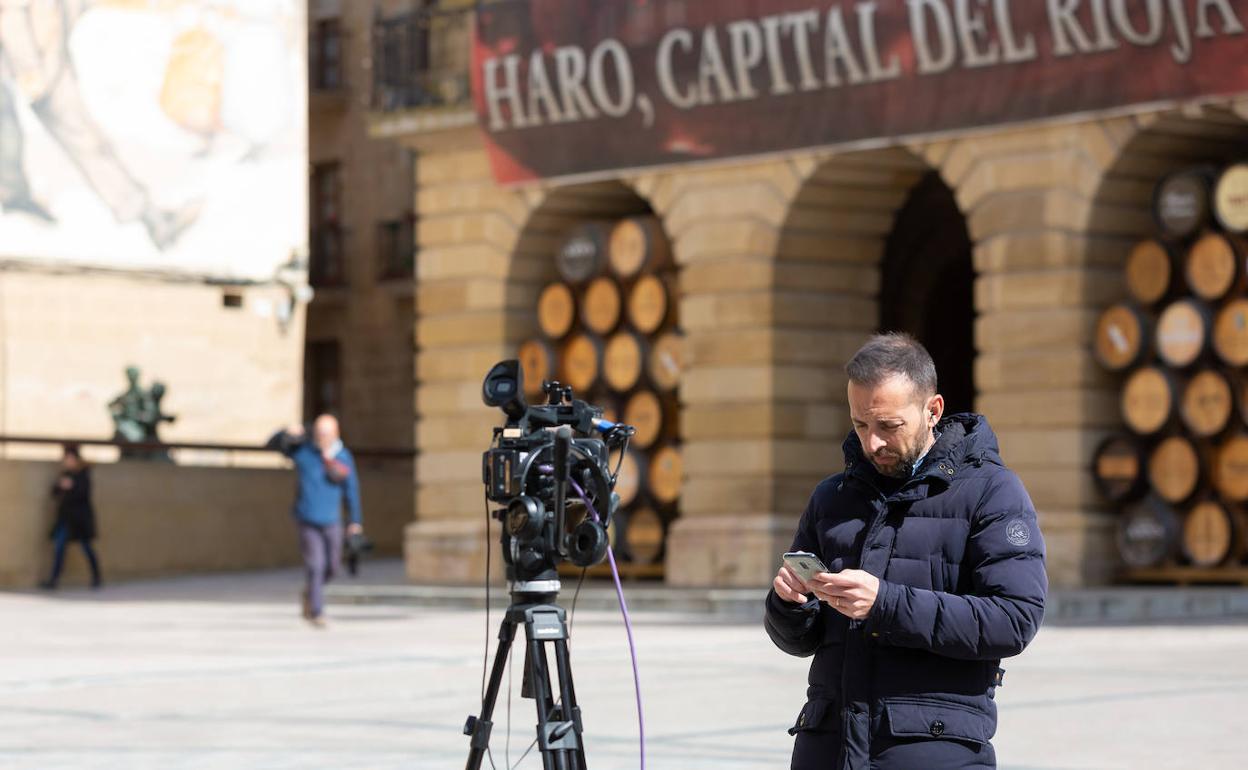 Un periodista espera en la plaza de Haro, esta semana