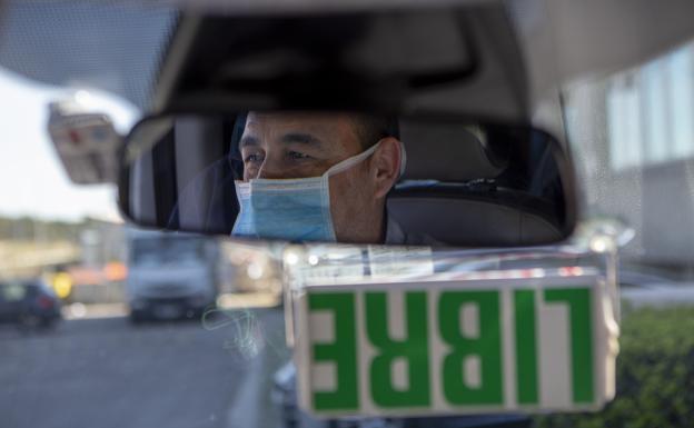 Un taxista, con su mascarilla. 