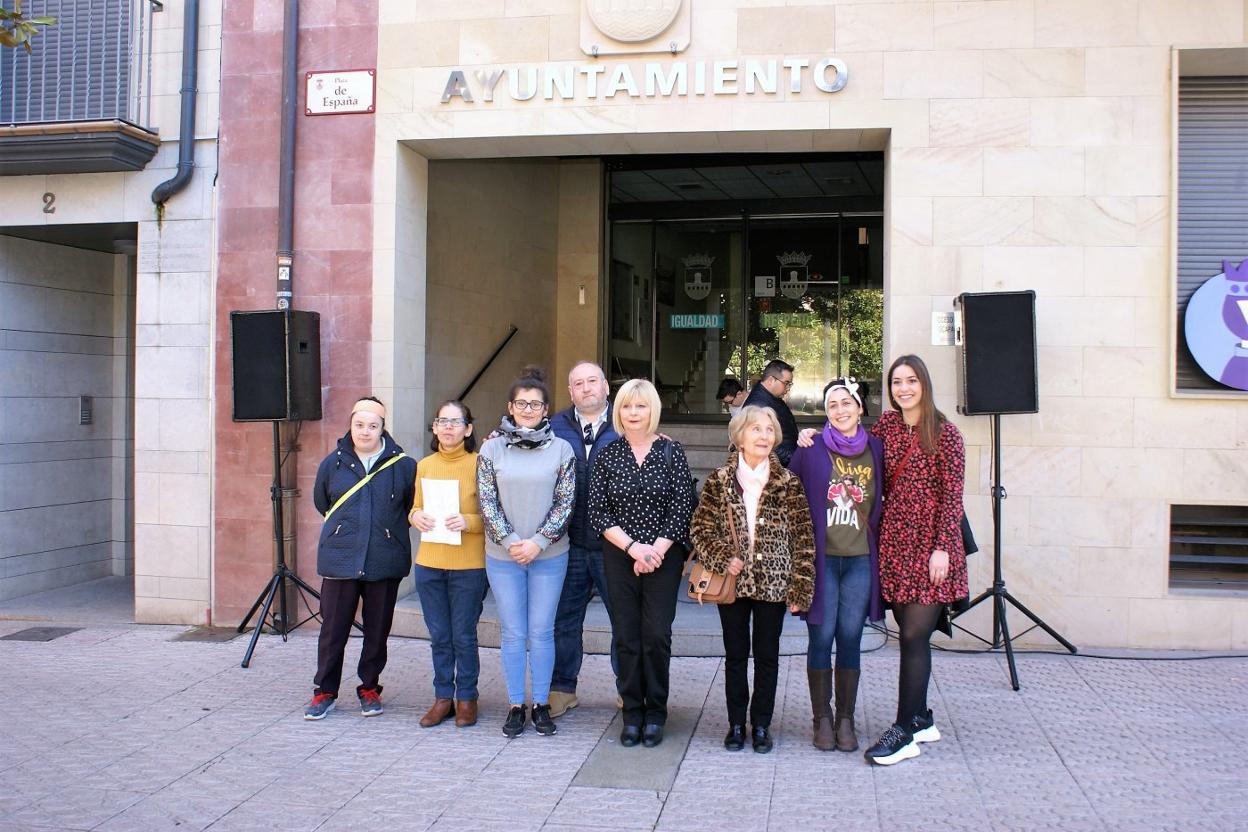 Sara Gómez, pañuelo morado al cuello, con ediles najerinos y las mujeres que leyeron en el Día de la Mujer. 