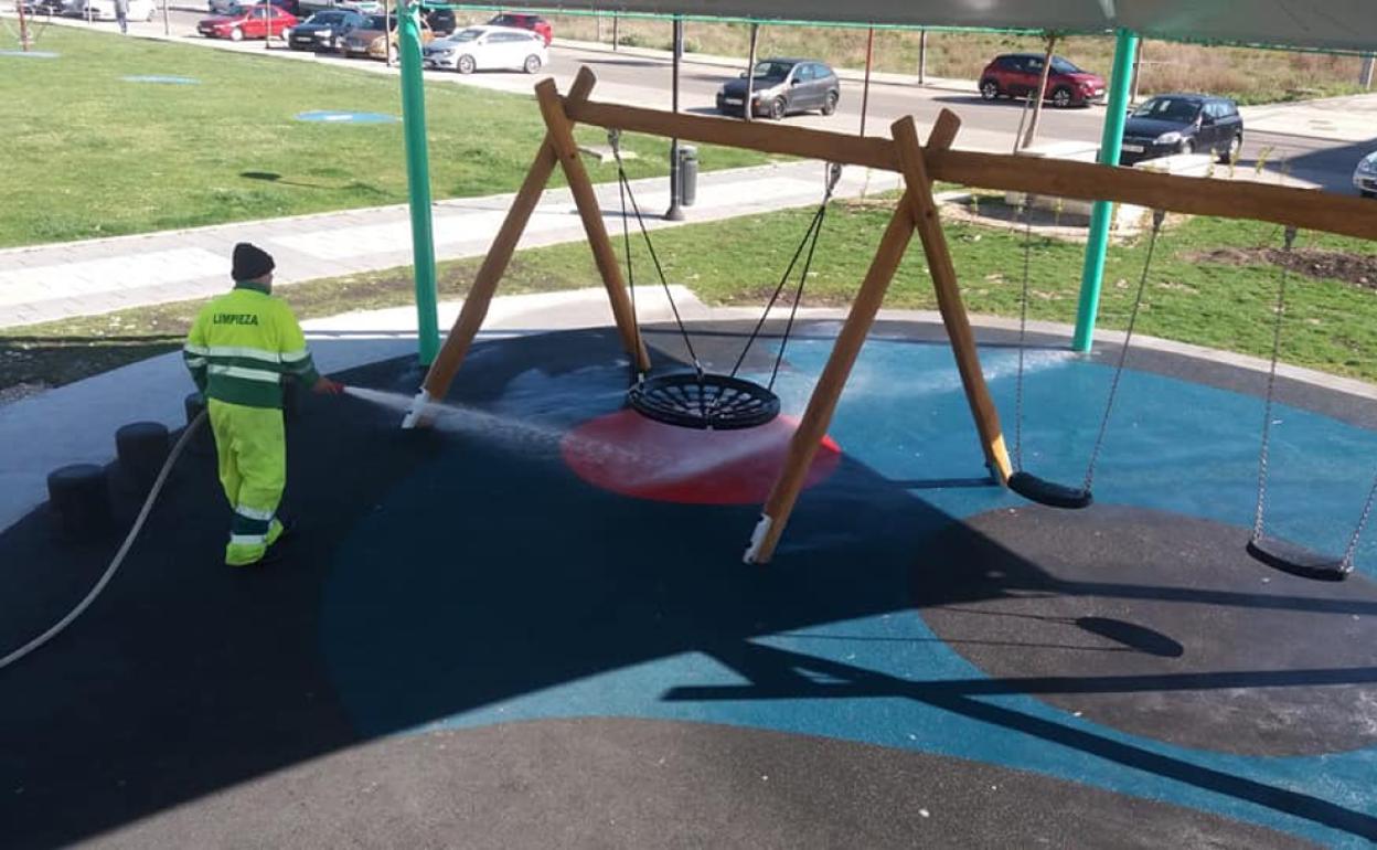 Coronavirus en Logroño: Se desinfectan y precintan los parques de Haro