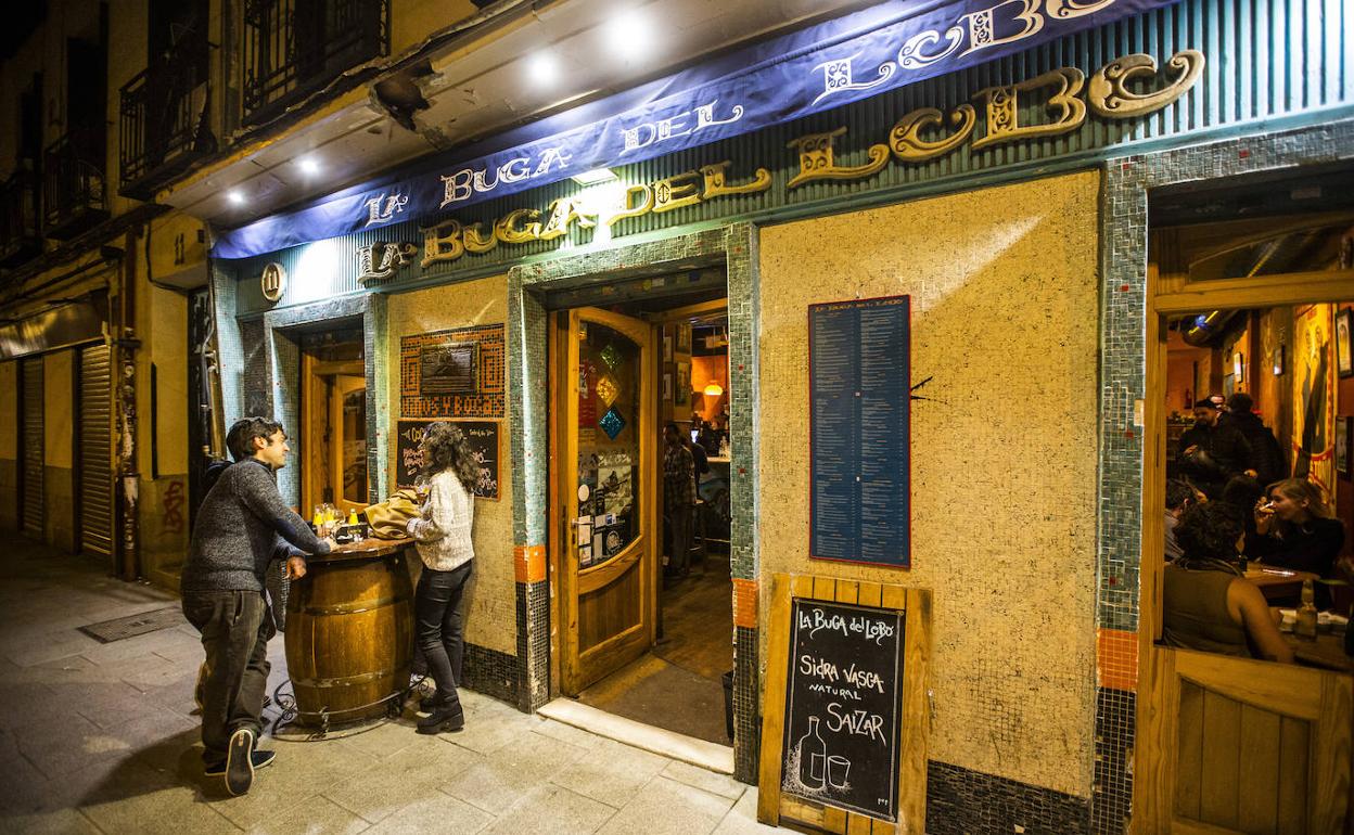 Últimas copas en un local del barrio madrileño de Lavapiés. 