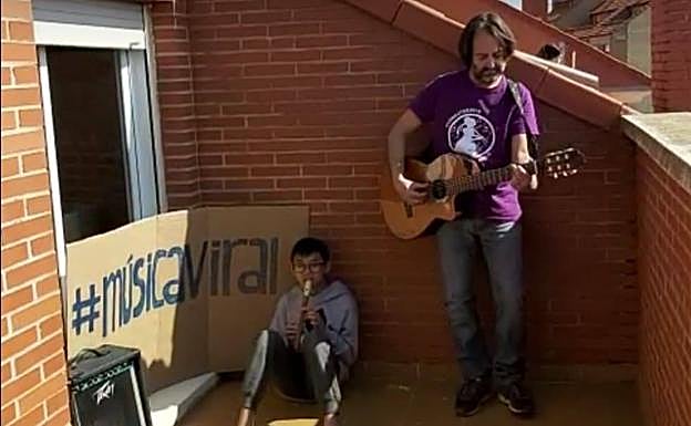 Gustavo Valbuena, profesor de Música del IES Tomás Mingot de Logroño, tocando con su hijoa mediodía en su terraza