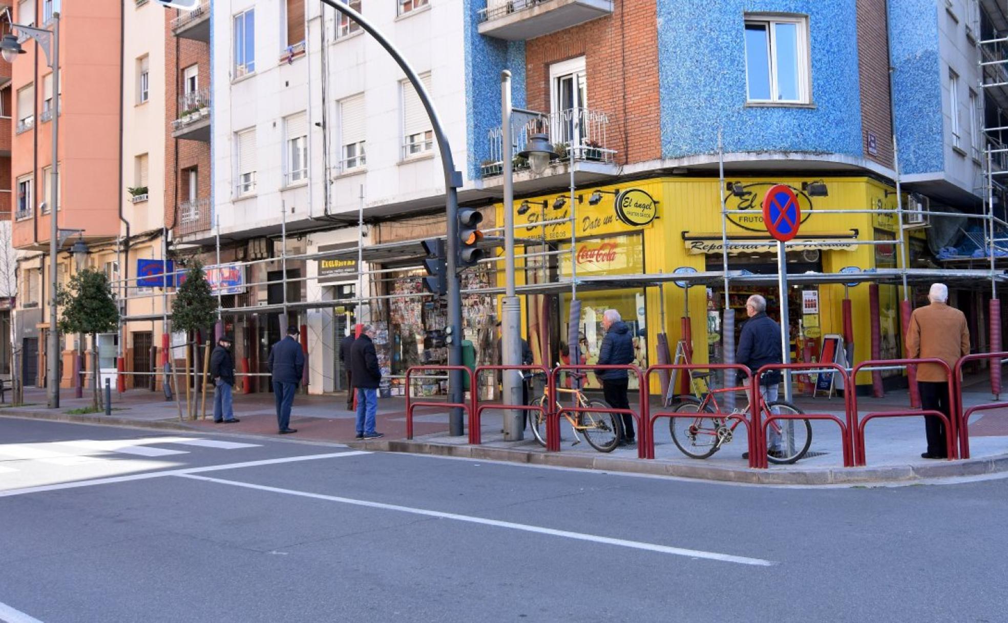 Filas en avenida de Colón, en Logroño, ayer por la mañana, frente a un establecimiento de venta de prensa y pan.