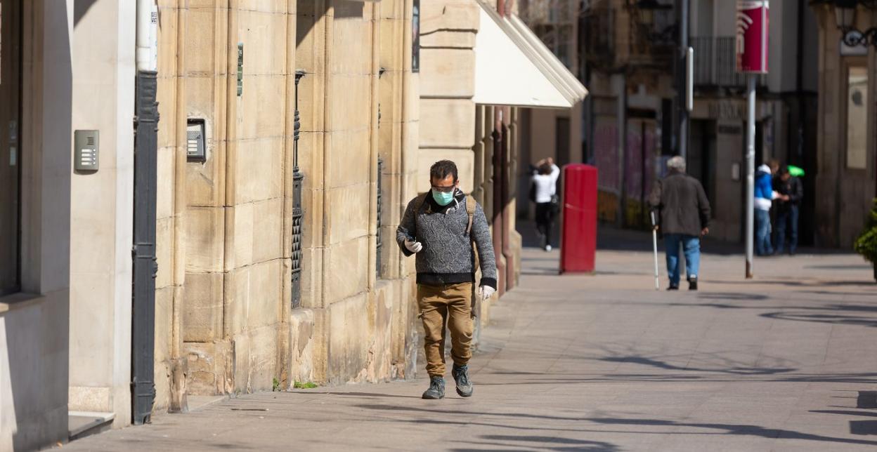 La capital riojana volvió a mostrar ayer escenas de personas por las calles con mascarillas y guantes. 