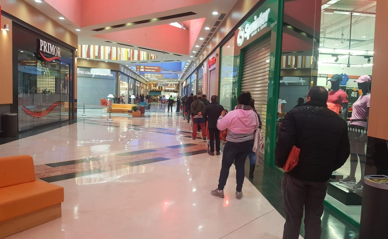 Colas en el hipermercado Alcampo este lunes.