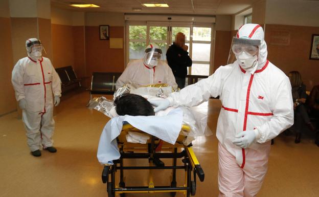 Sanitarios equipados con equipo especial de protección.