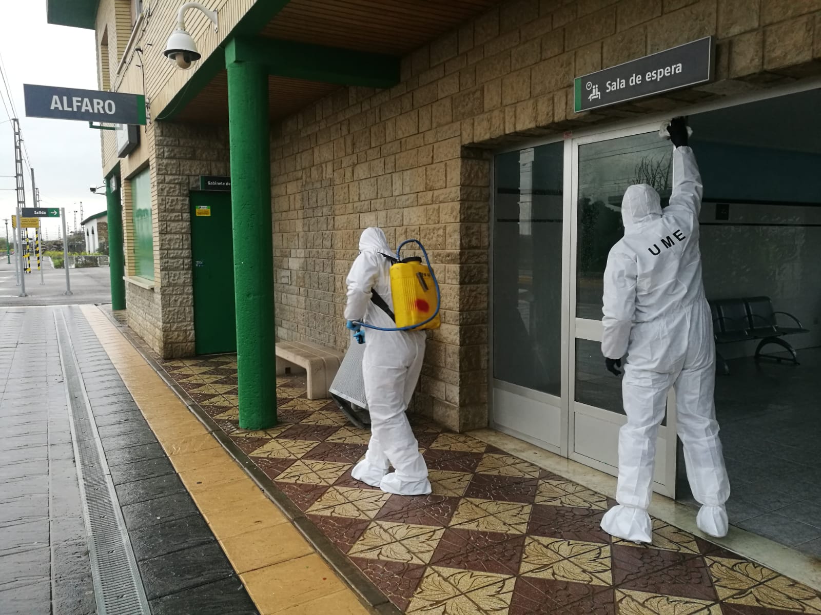 Trabajos de desinfección en la estación de ferrocarril de Alfaro.