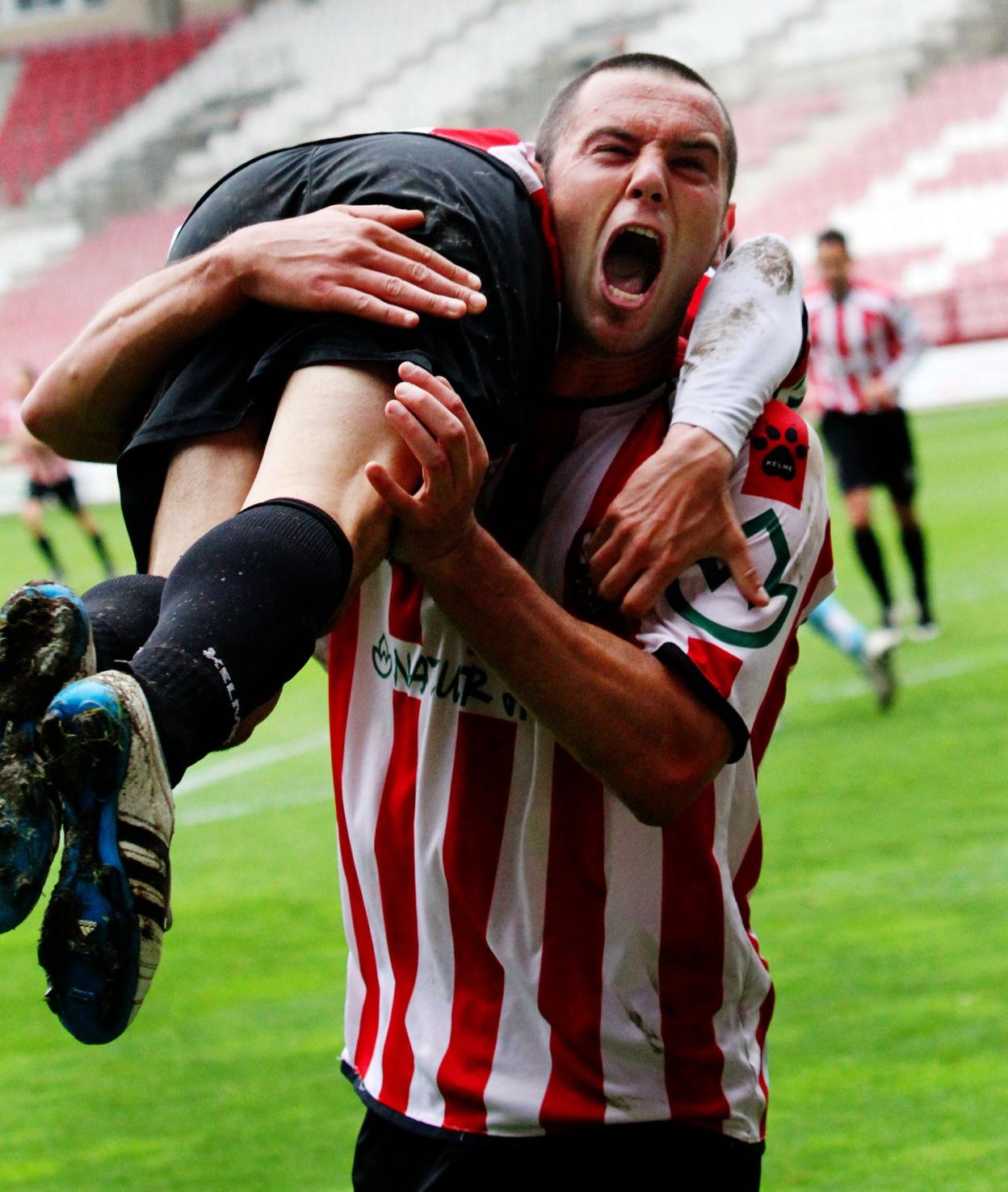 Diego Cervero celebra un gol con la camiseta de la UD Logroñés. 