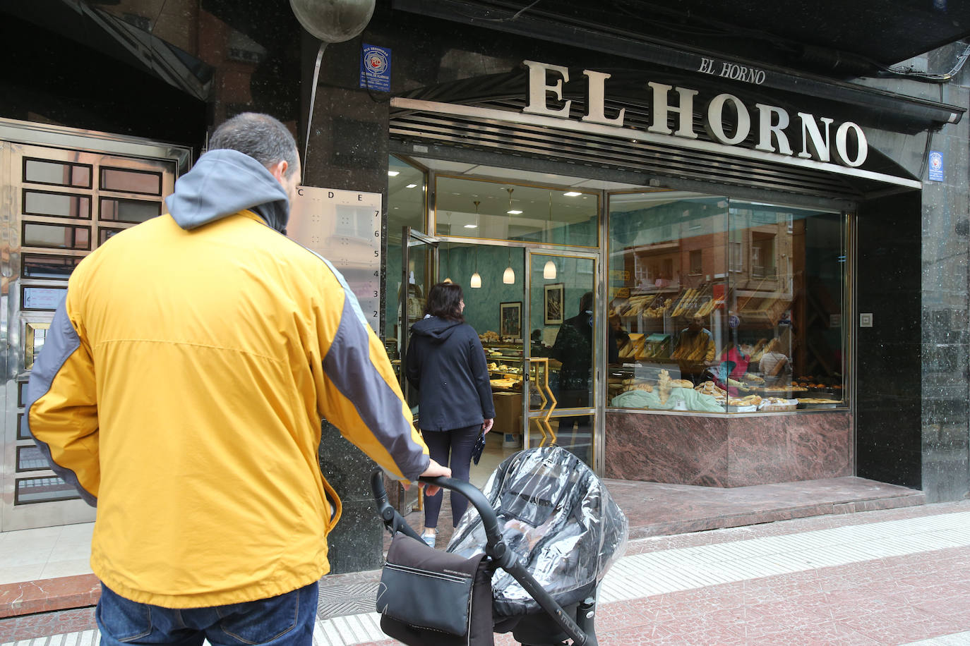 Poca gente por las calles de Logroño y la mayoría de ellas con mascarilla realizando las tareas imprescindibles: compra, trabajo y paseo de perros.