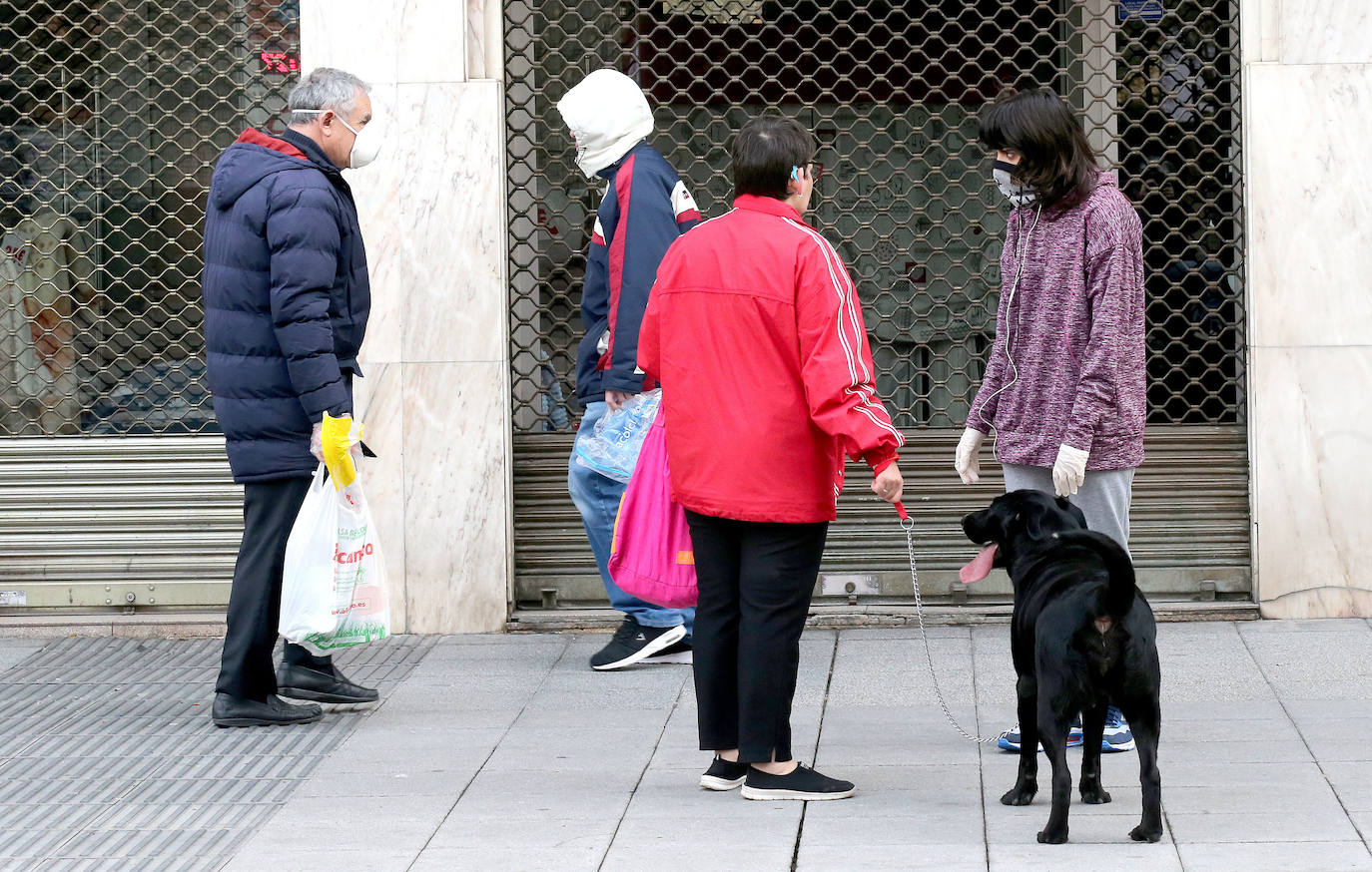 Poca gente por las calles de Logroño y la mayoría de ellas con mascarilla realizando las tareas imprescindibles: compra, trabajo y paseo de perros.