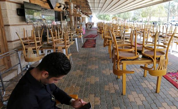 Una cafetería vacía en Riad (Arabia Saudí).