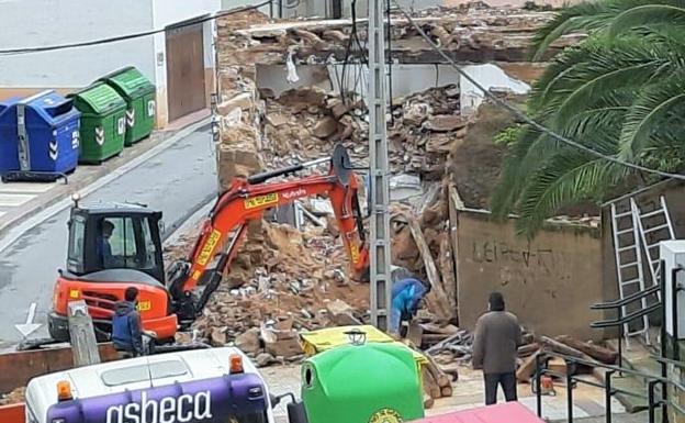Demolido un edificio en ruina en Lardero