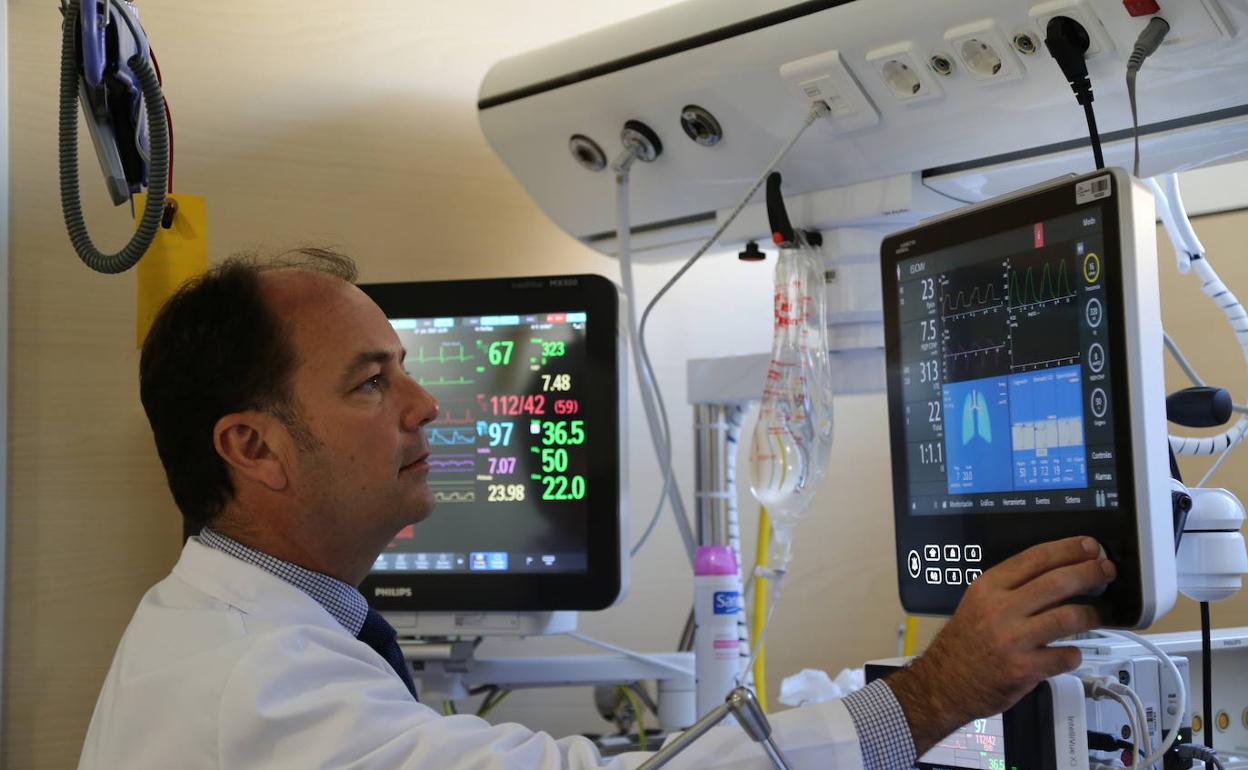 Ricard Ferrer, presidente de la Sociedad Española de Medicina Intensiva y Crítica, en el Hospital Vall d'Hebron.