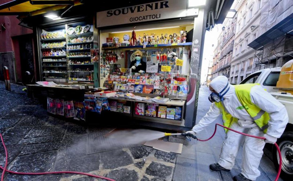 Operación de limpieza en las calles de Napolés 