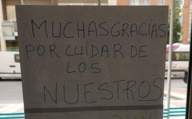 Cartel que un familiar colgó a la entrada de una residencia de mayores en Parla (Madrid).