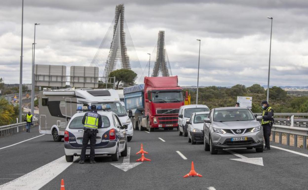 Efectivos de la Guardia Civil y de la Policía Nacional realizan controles en Ayamonte 