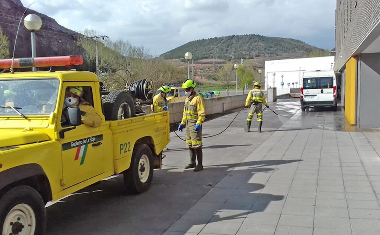 Bomberos forestales desinfectan la residencia de ancianos Santa María la Real de Nájera. 