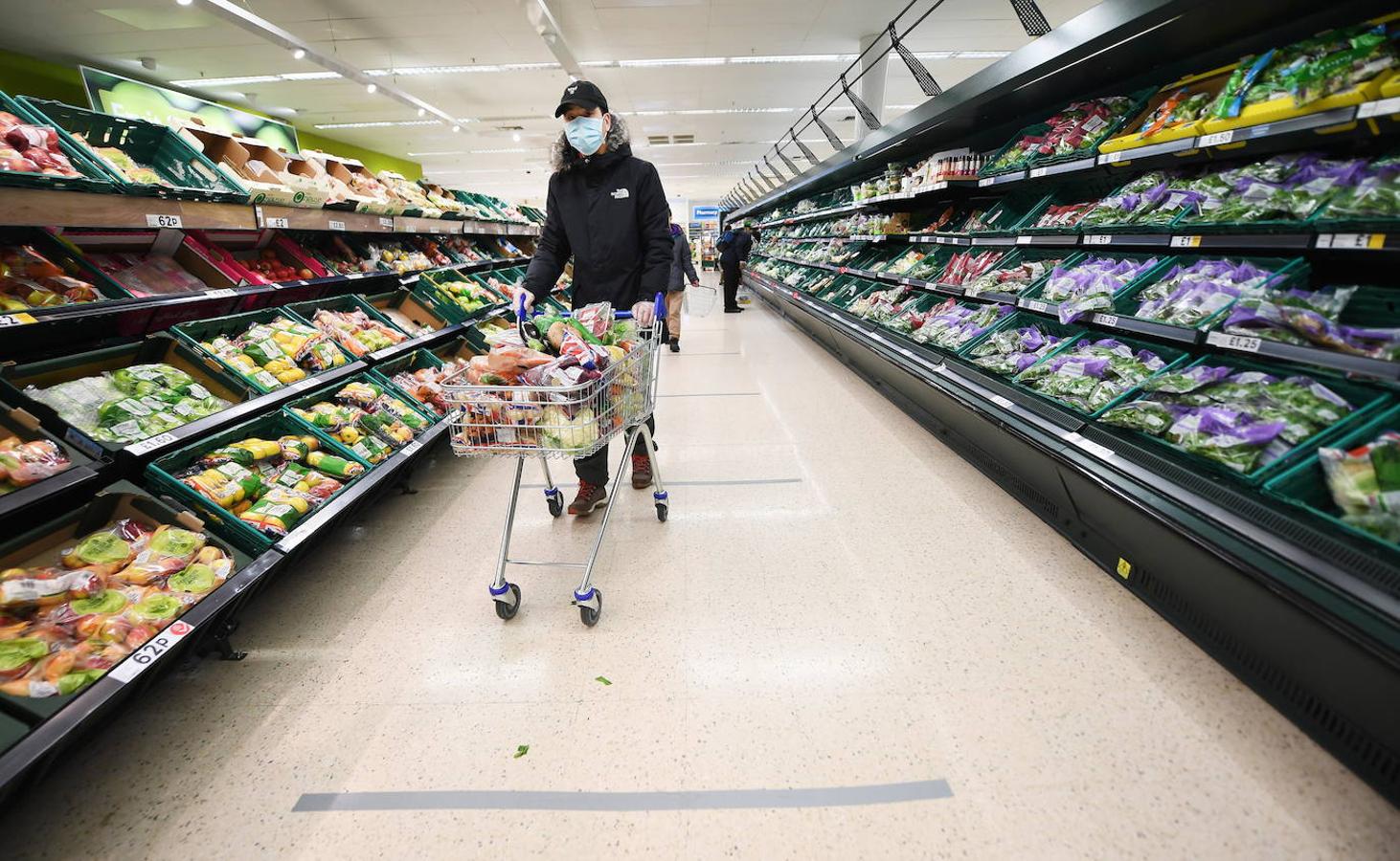 Líneas de distanciamiento social que se graban en el suelo de un supermercado para alentar a las personas a permanecer al menos a dos metros de distancia en Londres.