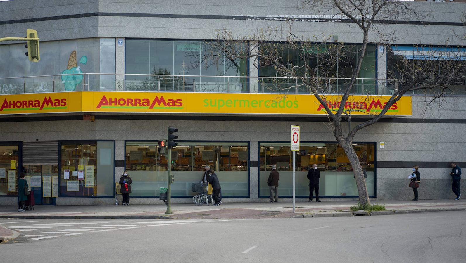 Colas antes de la apertura de una supermercado de Alcorcón.