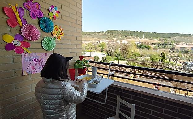 #Nuestracuarentena: Noa decora el balcón